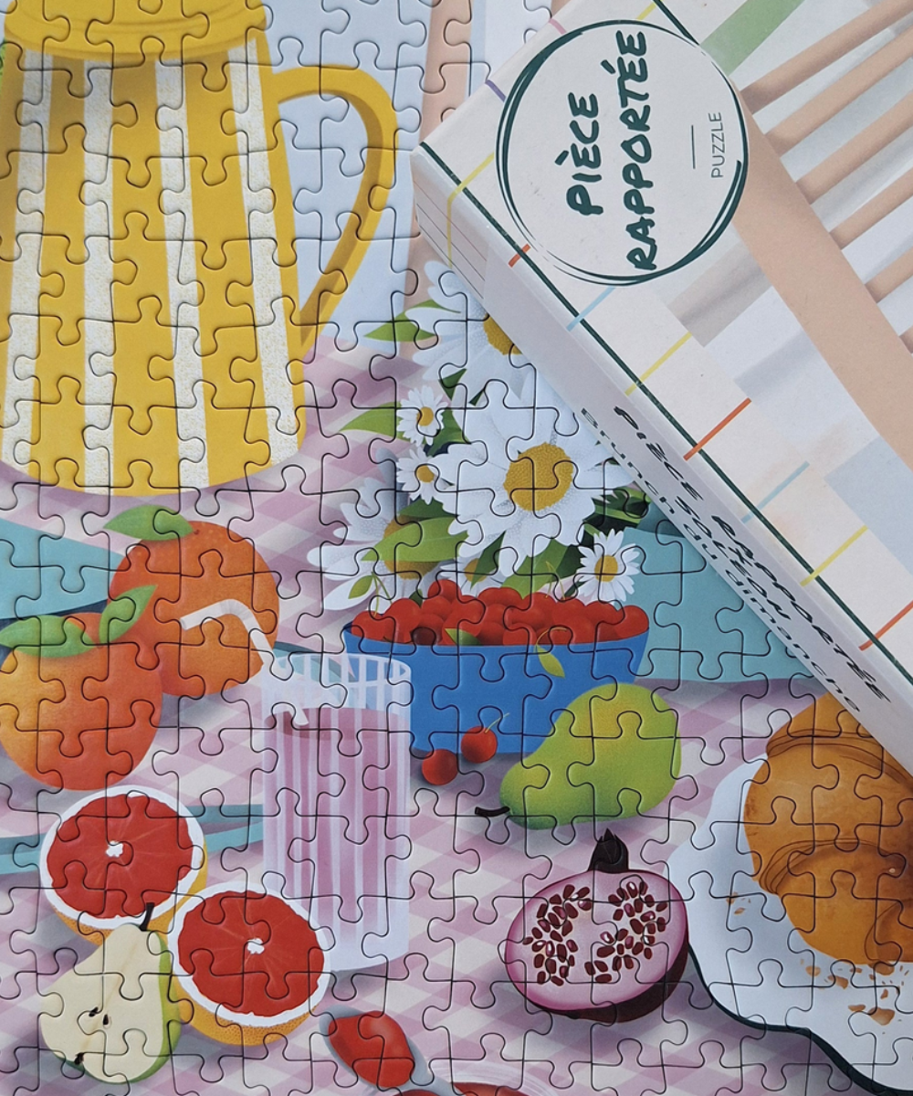 Brunch du dimanche, puzzle 500 pièces de Pièce rapportée, détail de l’illustration et des pièces assemblées