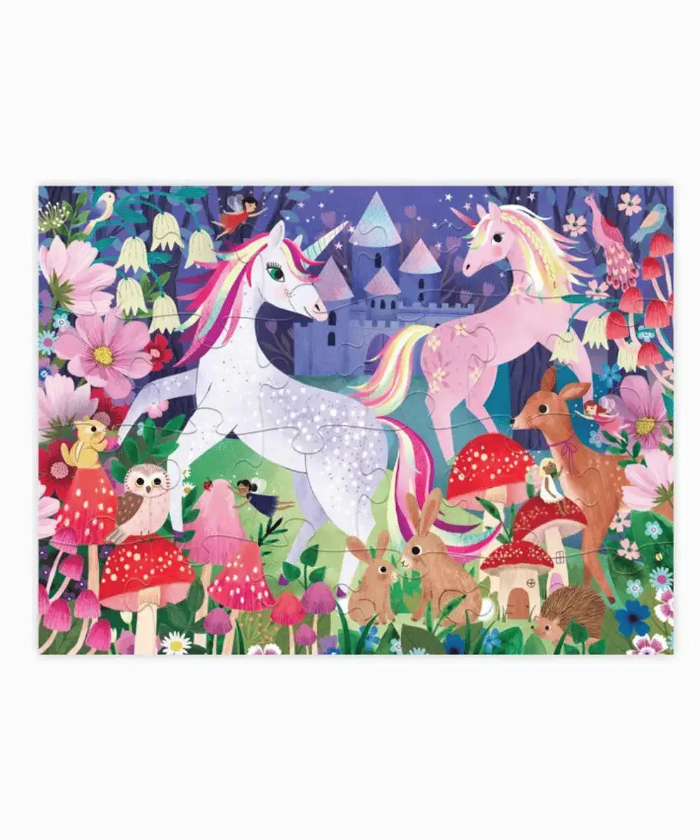 Gros plan sur les grandes pièces de puzzle illustrées de licornes.