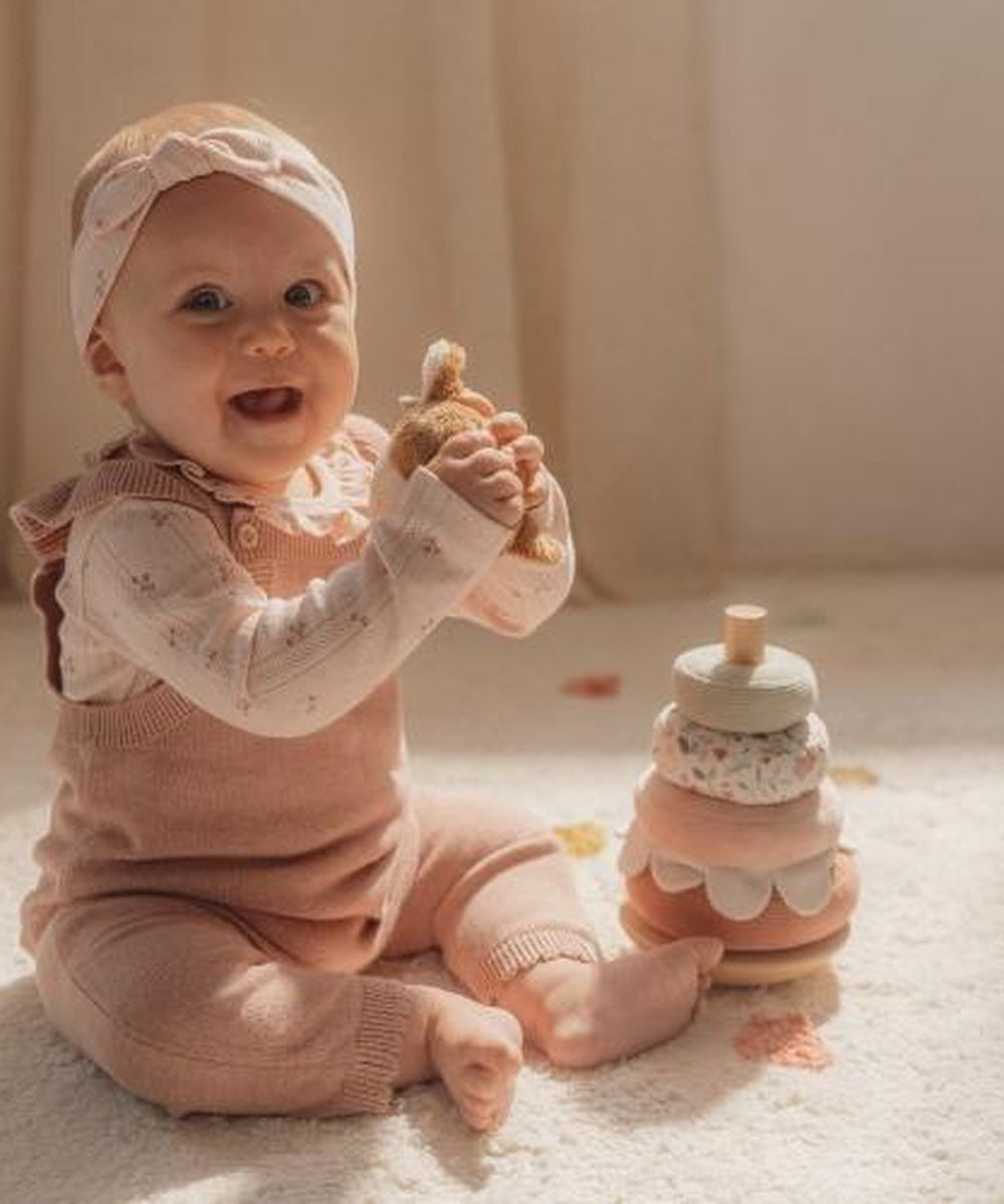 Bébé jouant avec la pyramide faon Fairy Garden