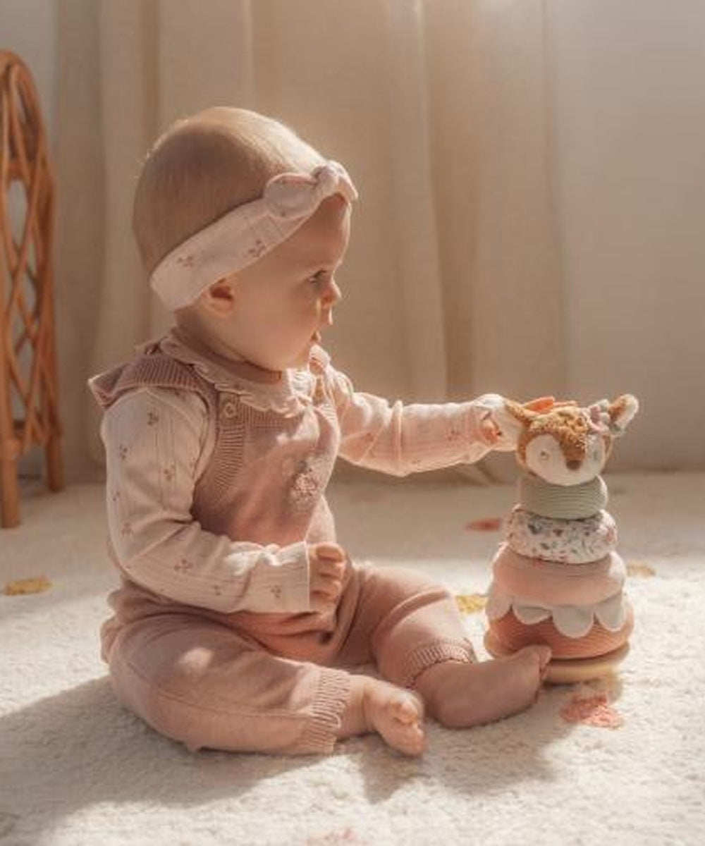 Bébé plaçant le faon au sommet de la pyramide Fairy Garden
