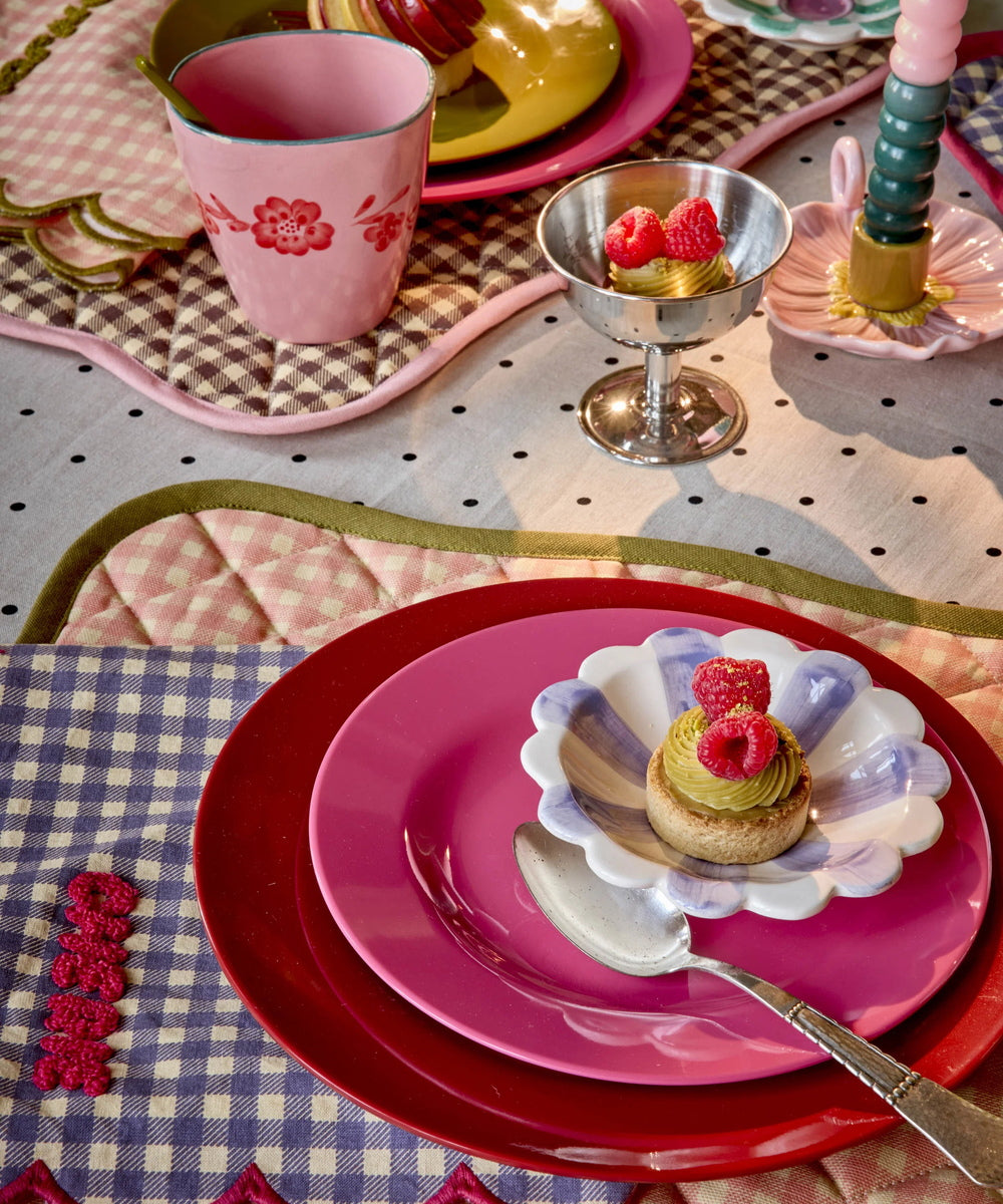Set de table matelasse a carreaux avec bordure festonnee vert mousse de la marque Rice.