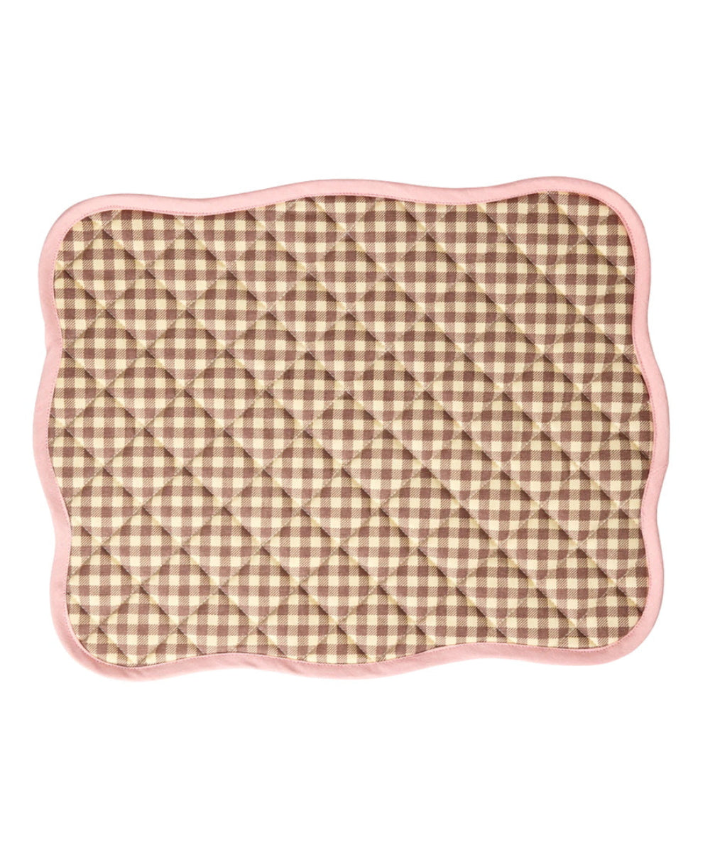 Set de table matelasse a carreaux avec bordure festonnée rose de la marque Rice.