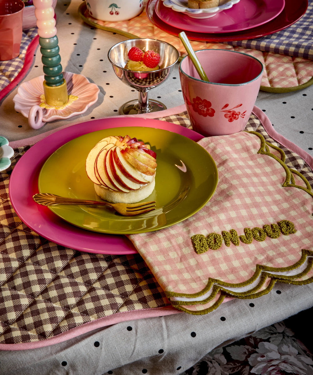 Set de table matelasse a carreaux avec bordure festonnée rose de la marque Rice.