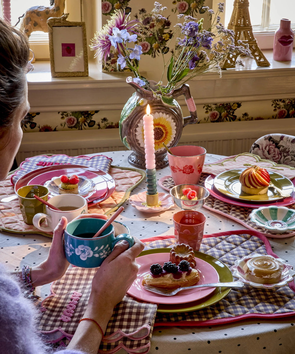 Set de table matelasse a carreaux avec bordure festonnee rose framboise de la marque Rice
