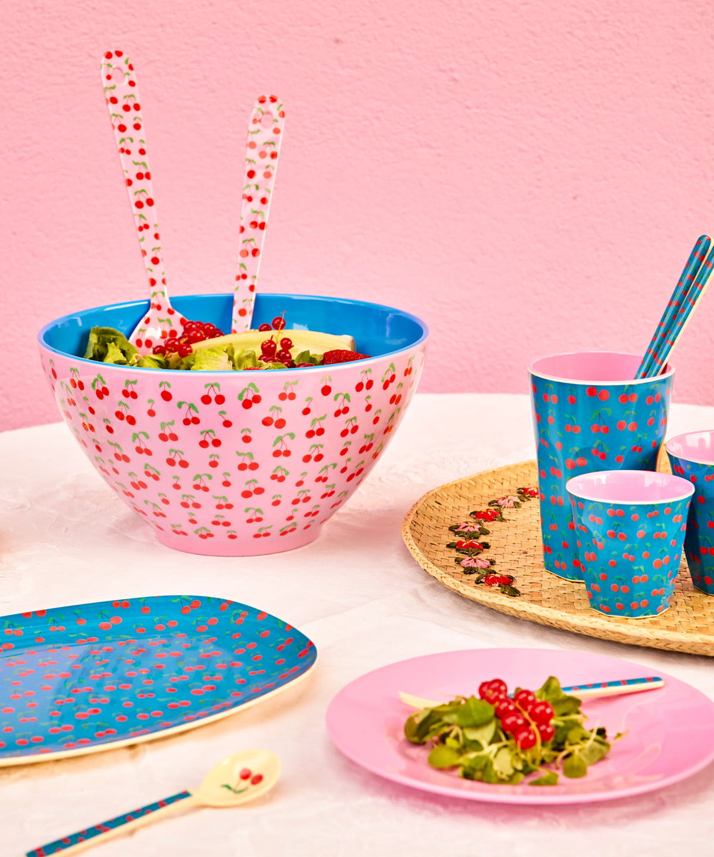 Raffia Round Tray with Flower Vine - Large de la marque Rice, en situation