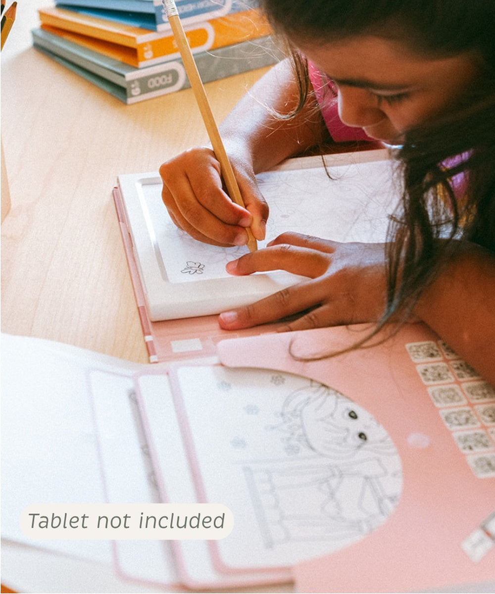 Enfant décalquant une illustration sur la tablette PAD