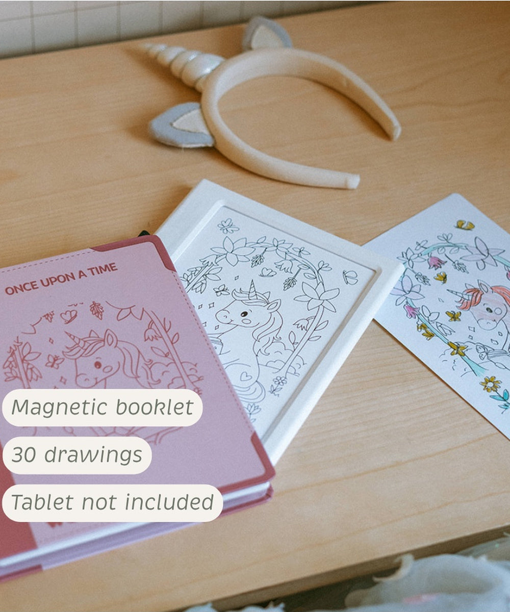 Livret Il était une fois et dessins disposés sur une table