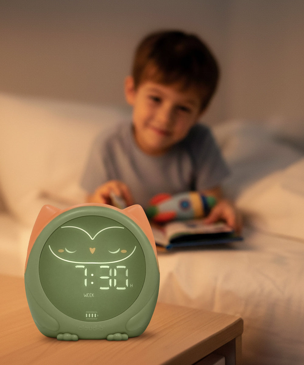 Réveil éducatif Owlie près d’un enfant au moment du coucher