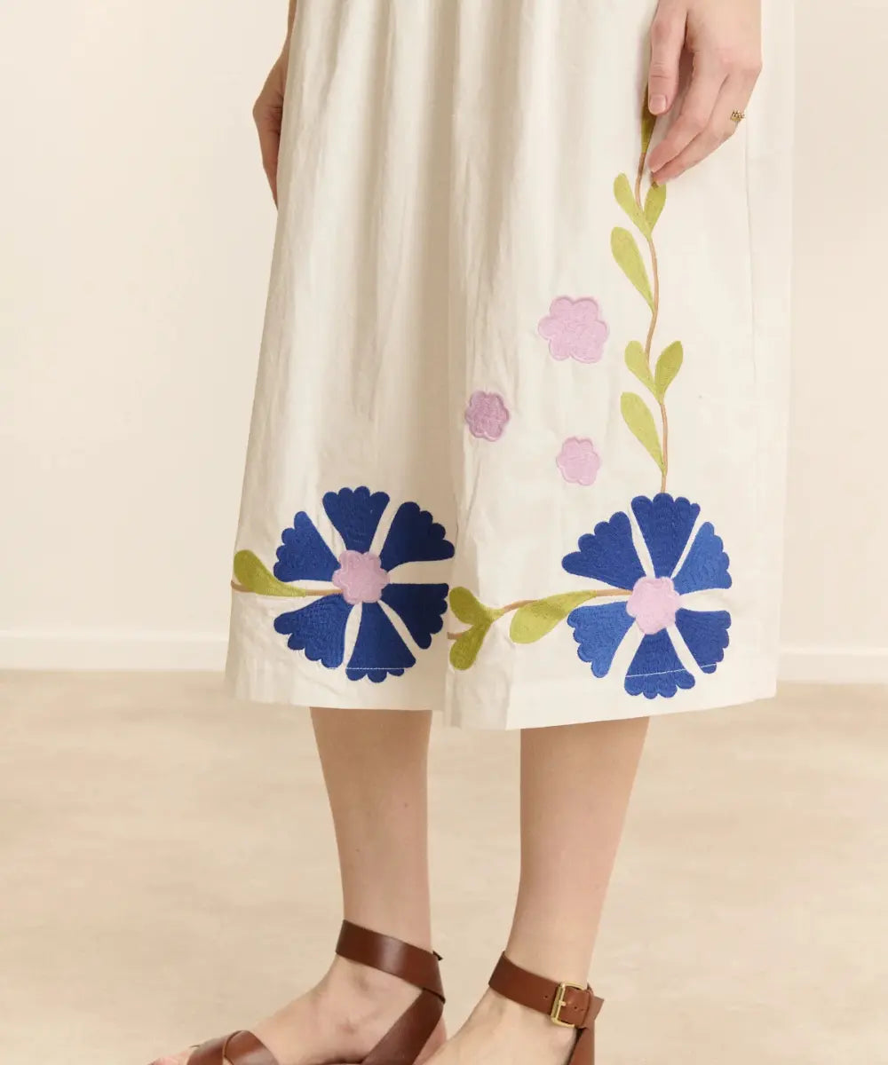 Détails des broderies en forme de fleurs de la Robe coupe midi Candy de Garance