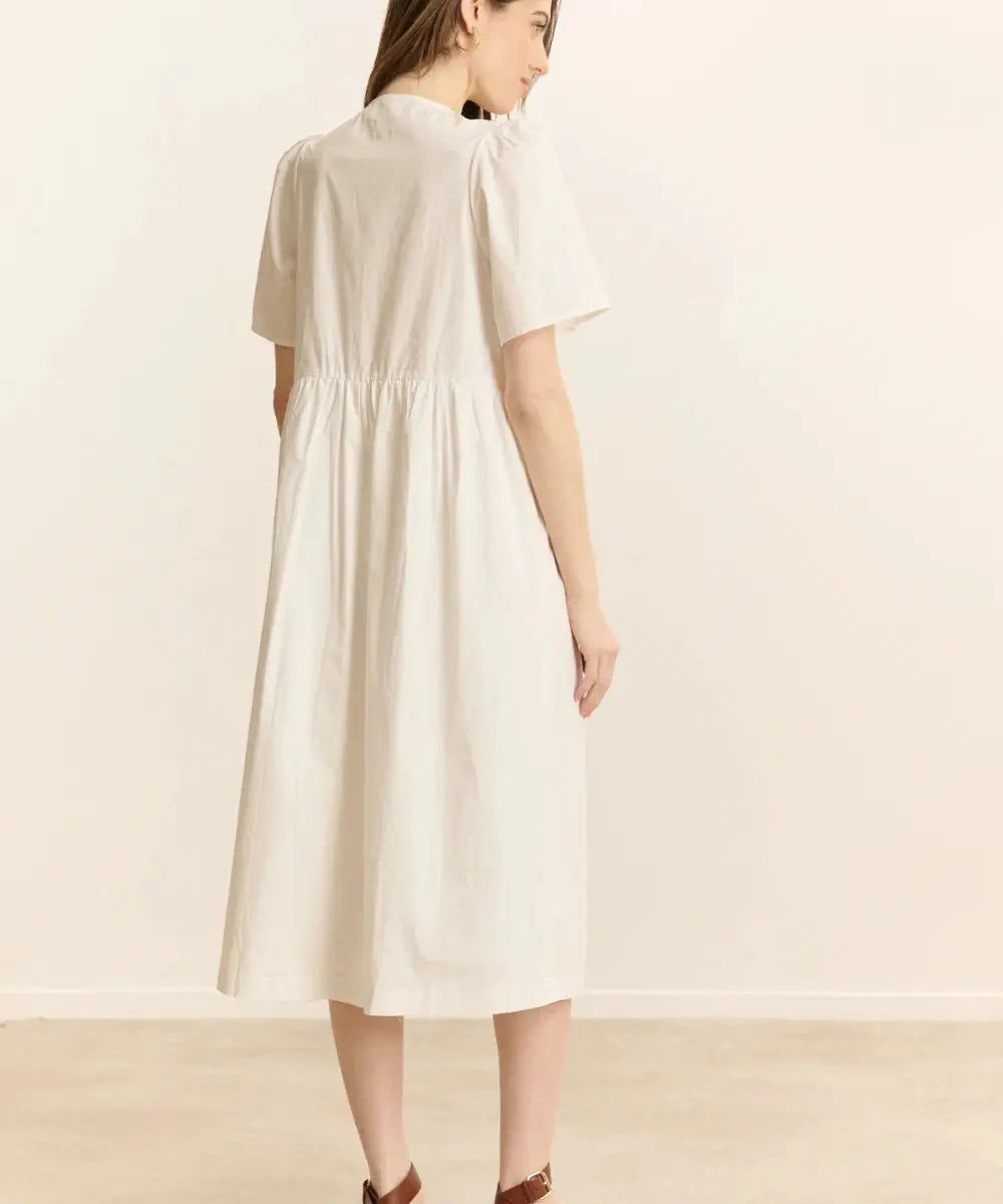 Vue du dos de la Robe coupe midi broderies fleurs Candy de Garance