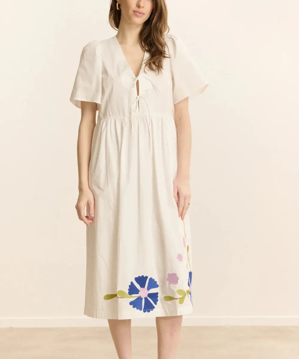 Robe coupe midi broderies fleurs Candy de Garance portée par une femme