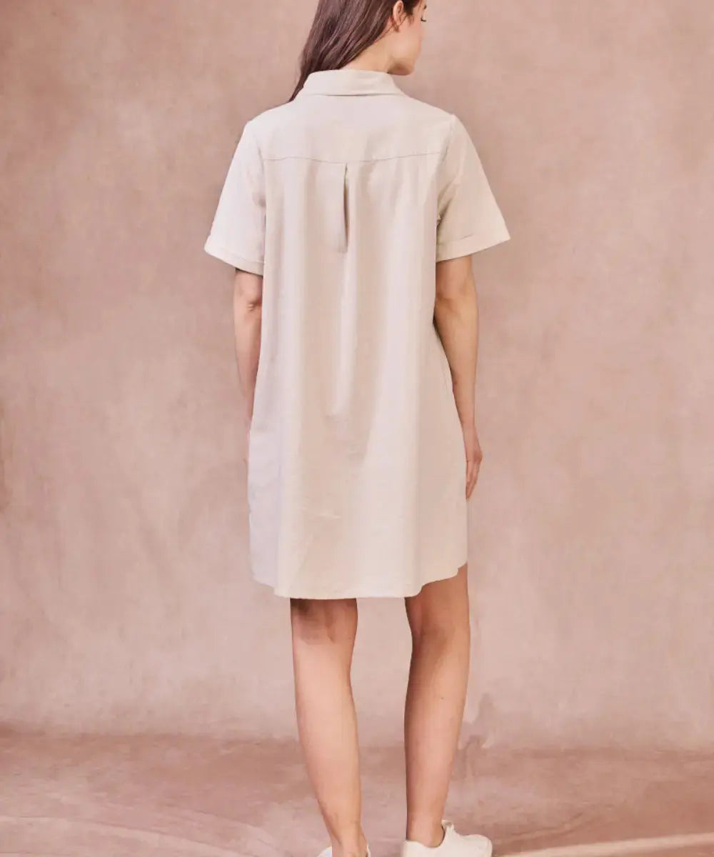 Photo du dos de la robe chemise en coton et en lin Elvis de Calie Paris