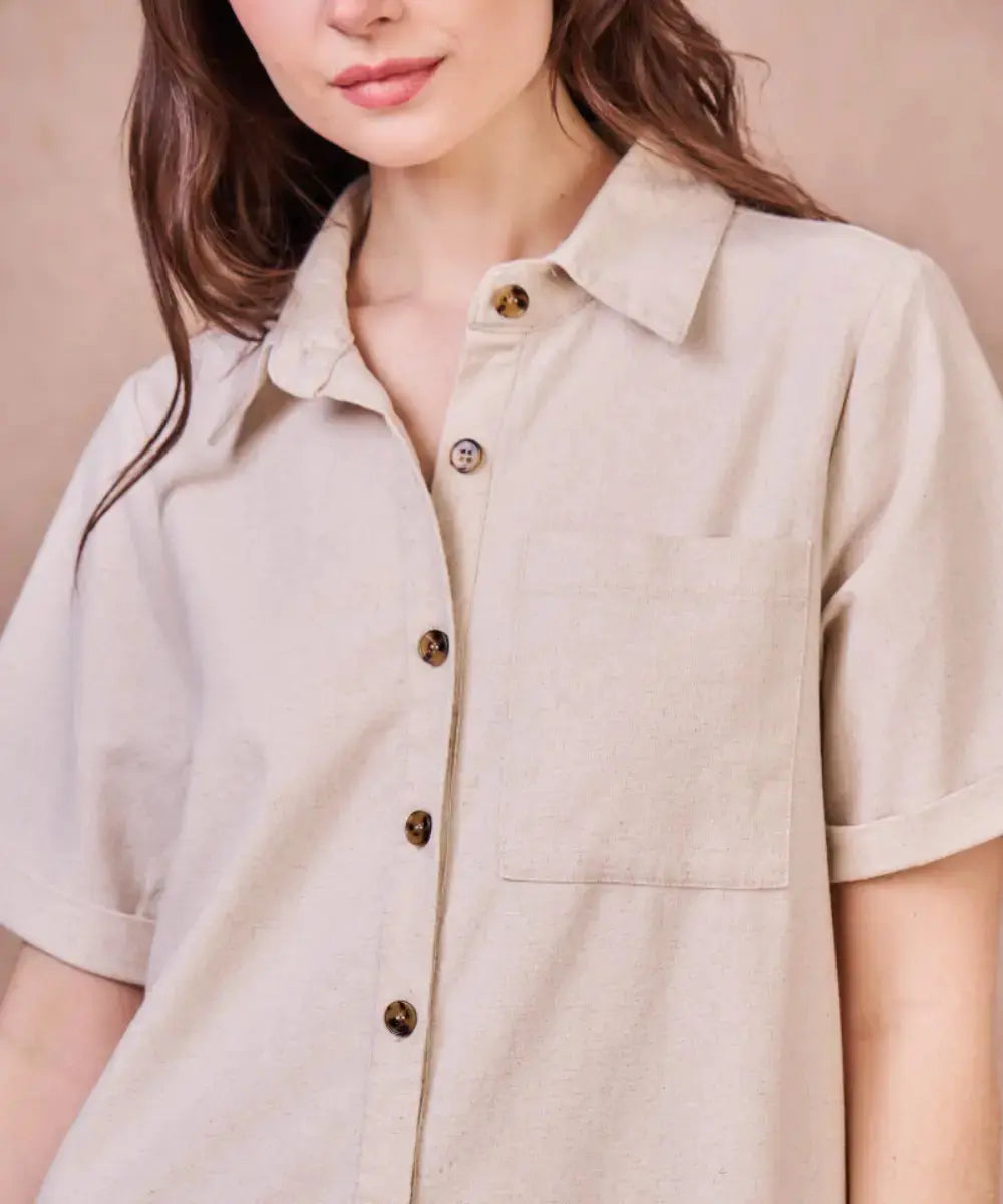 Photo zoomée de la robe chemise Elvis : détails du boutonnage et du col