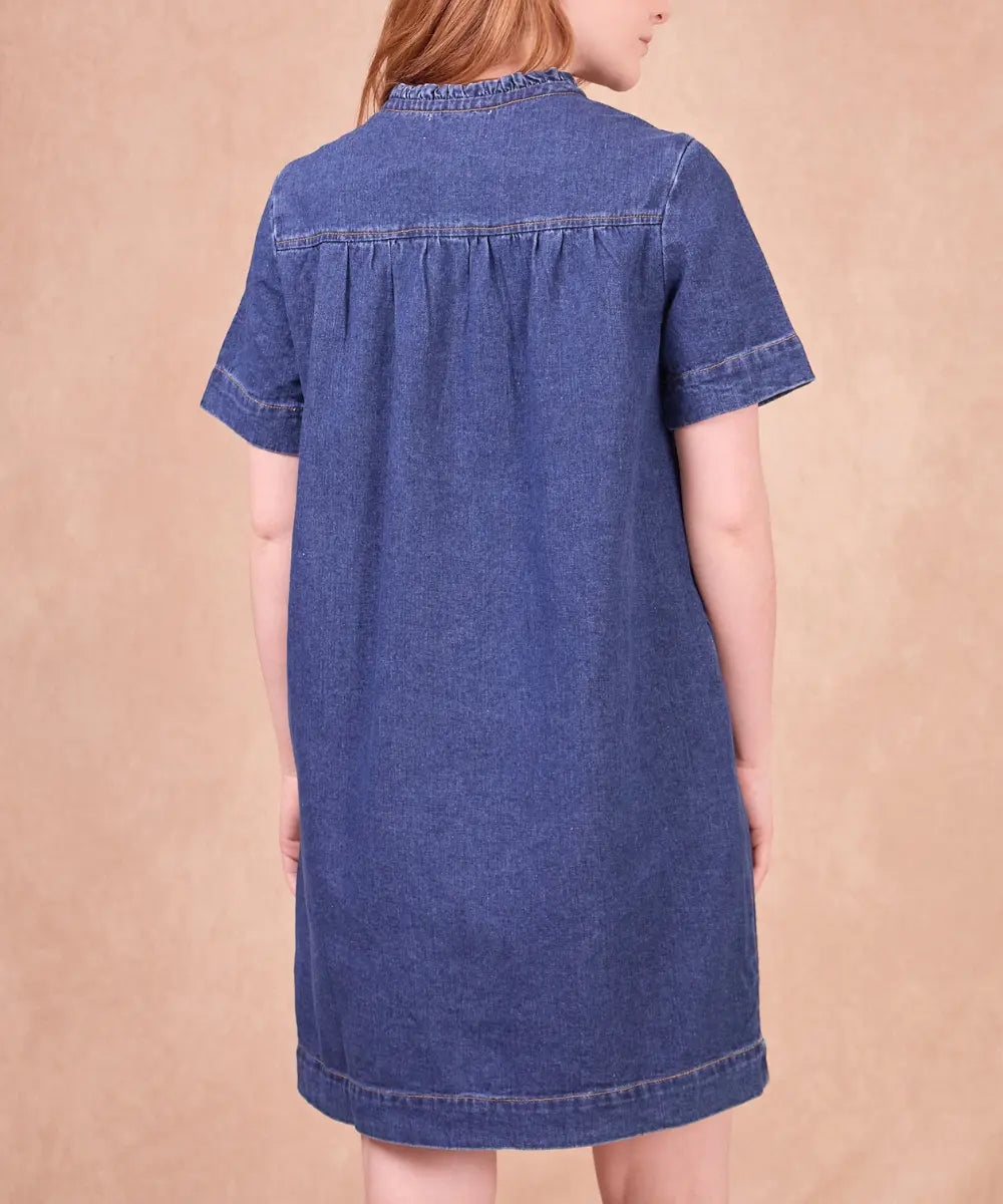 Photo de dos de la robe en jean Etienne de la marque Calie Paris