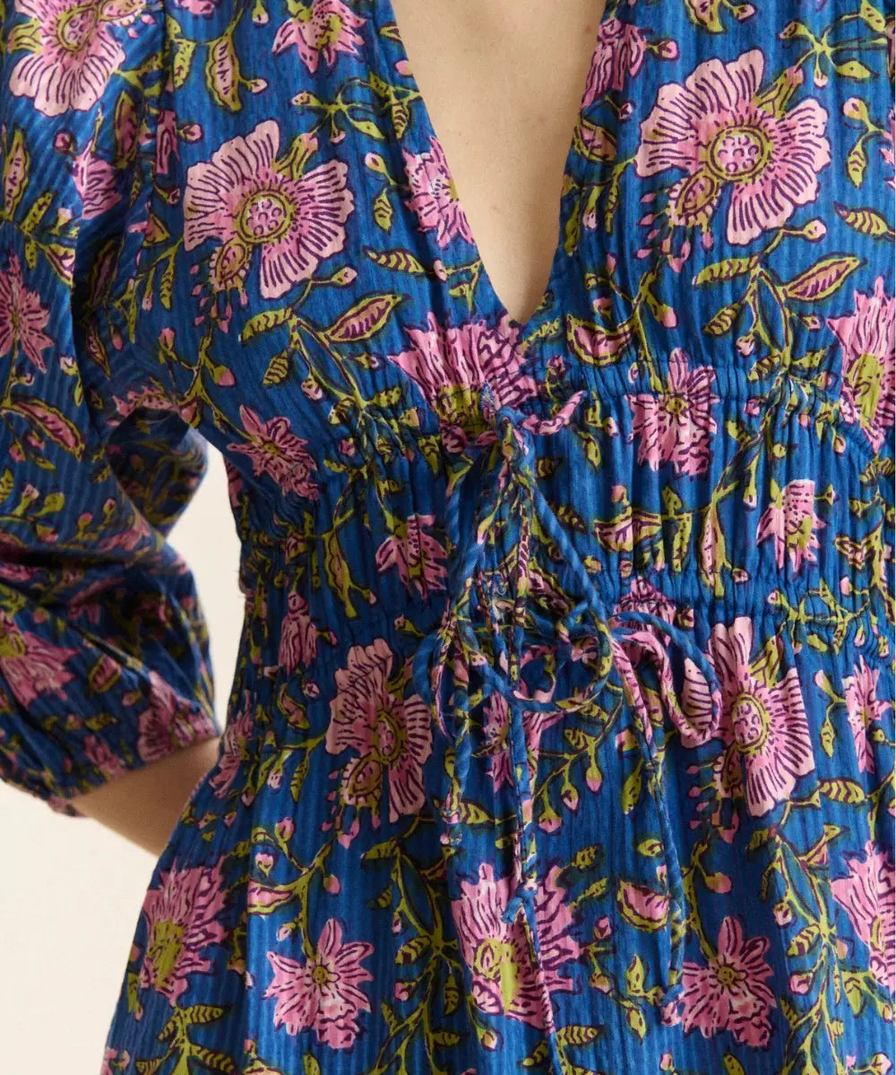 Détail du décolleté de la Robe longue Vanina fleurs de la marque Garance