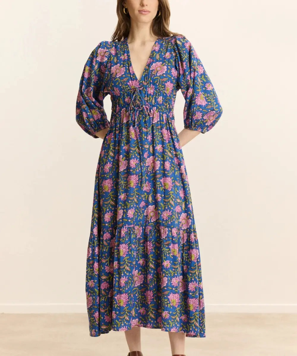 Robe longue Vanina fleurs de la marque Garance portée par une femme et vue de face