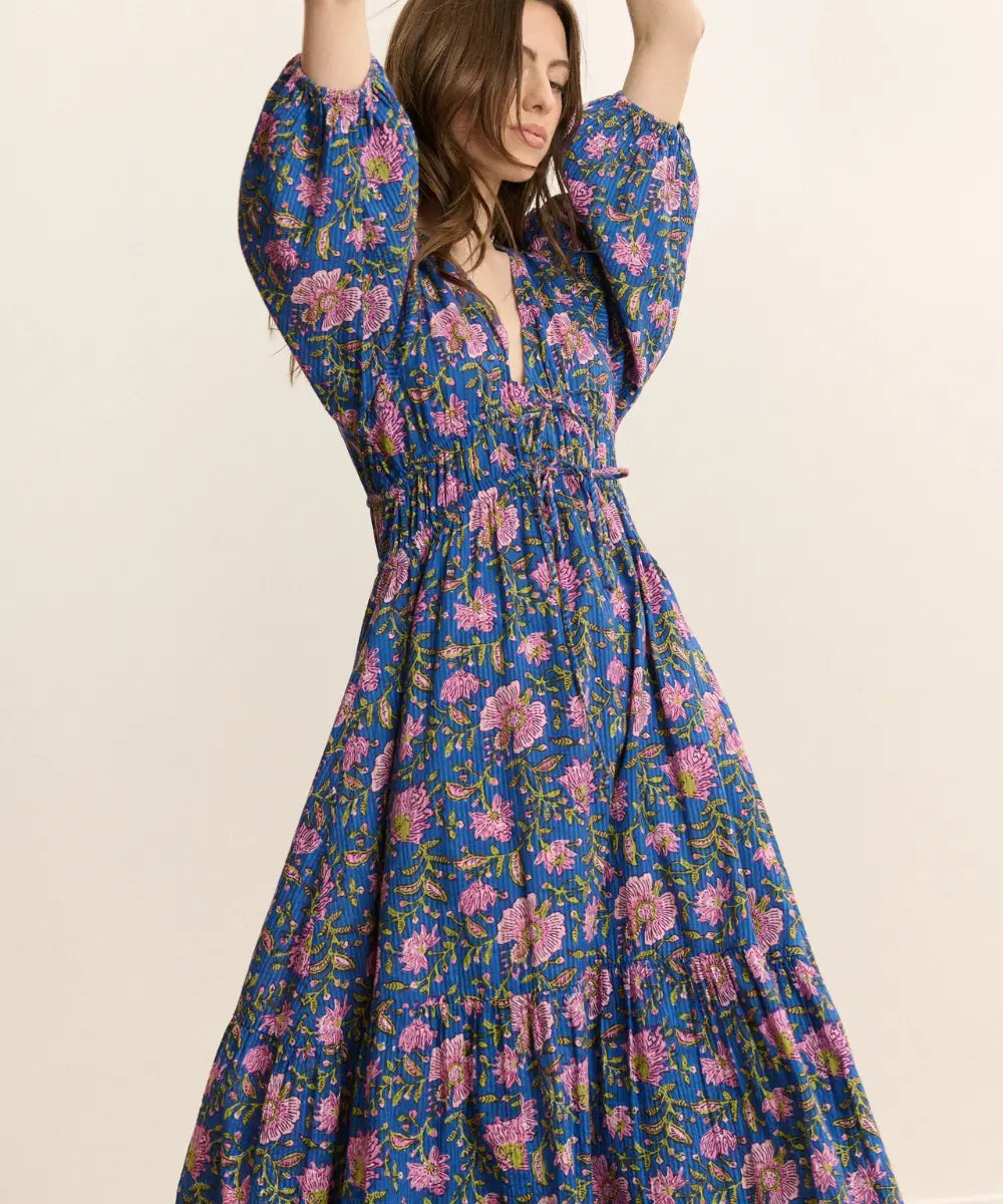Femme portant la Robe longue Vanina fleurs de la marque Garance