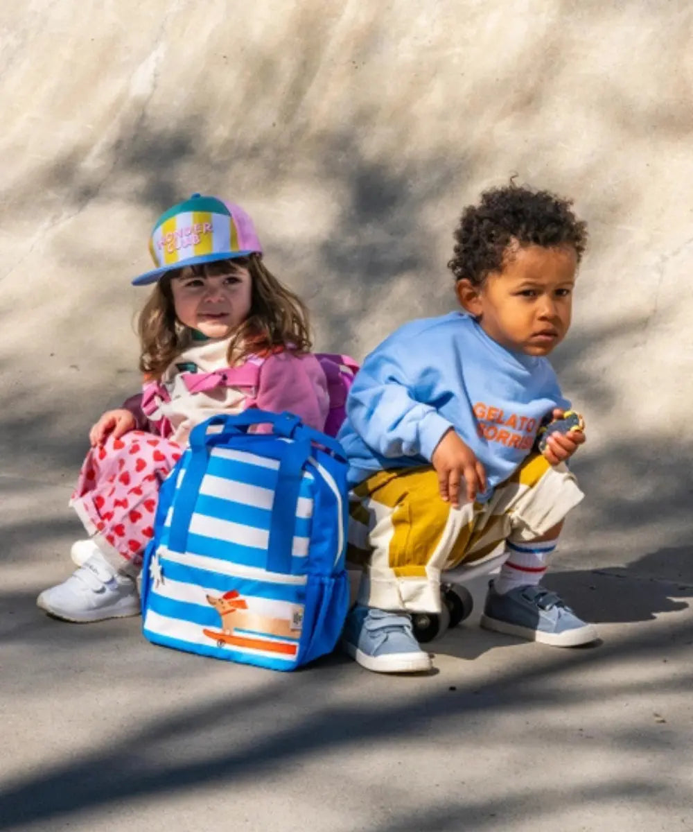Grand sac à dos enfant bleu avec motif un teckel en motif et de la collection Woof Gang. Fabriqué en plastique recyclé RPET de la marque The Cotton Cloud.
