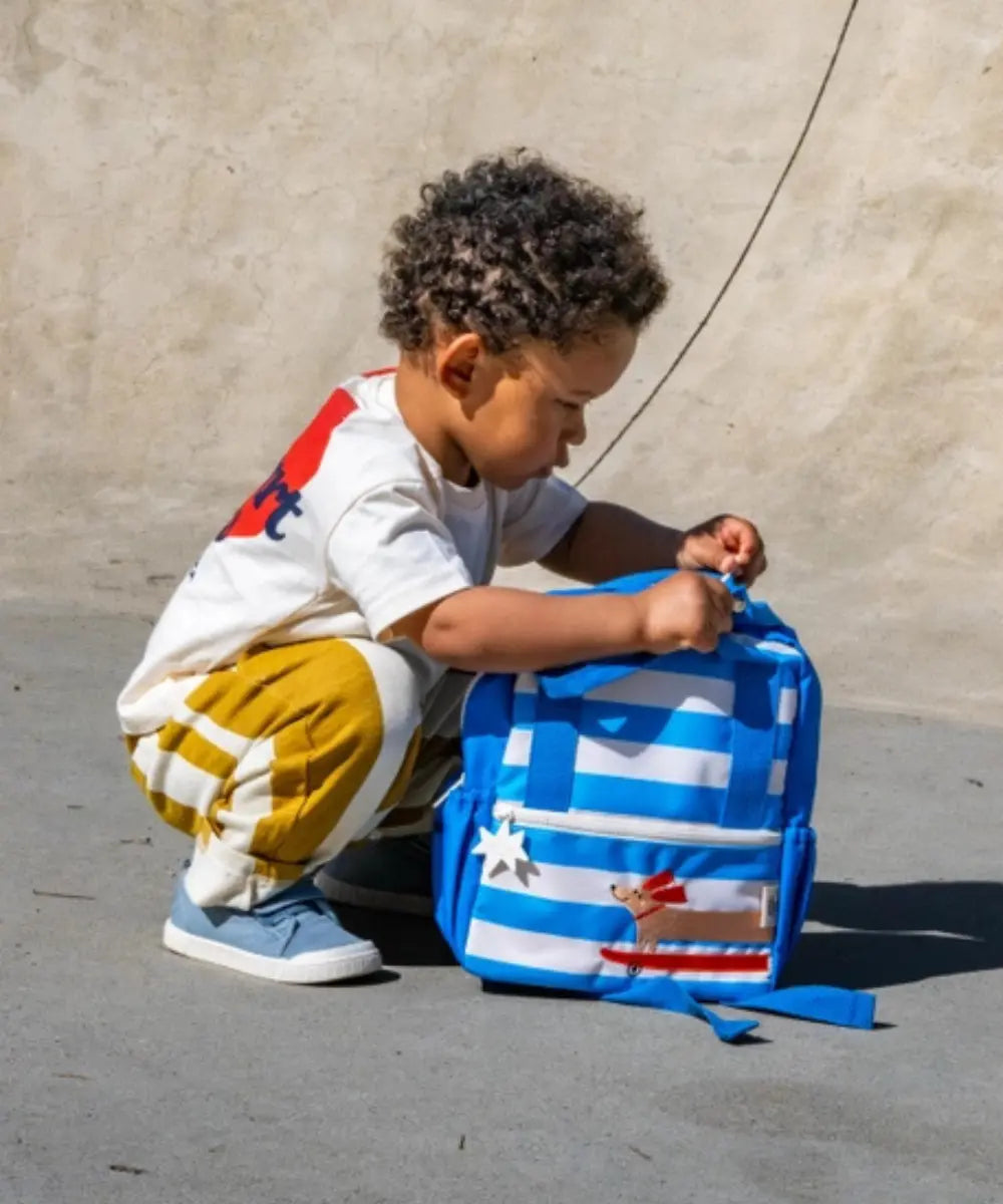 Grand sac à dos enfant bleu avec motif un teckel en motif et de la collection Woof Gang. Fabriqué en plastique recyclé RPET de la marque The Cotton Cloud.