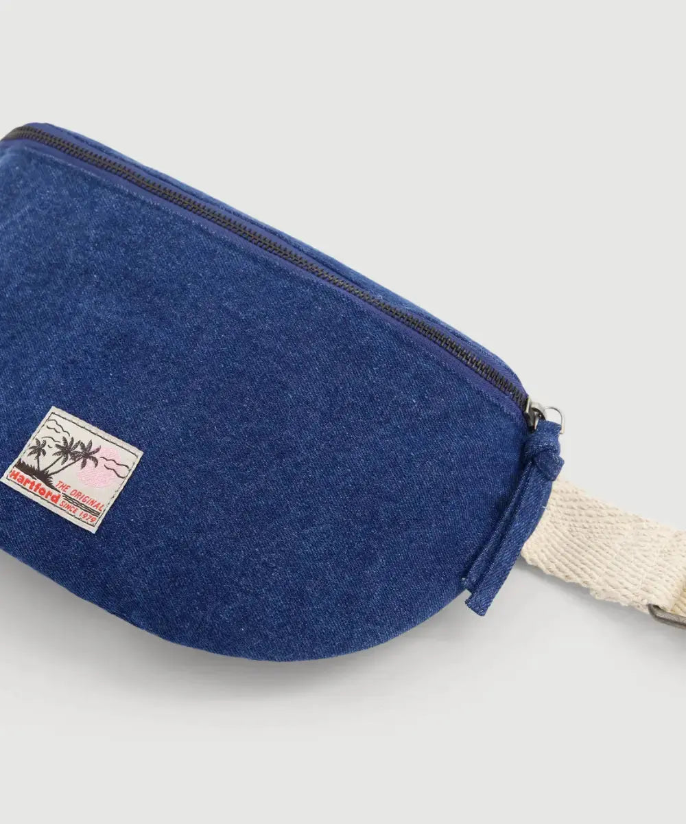 Photo zoomée sur le tissu denim du sac banane Antigua de Hartford