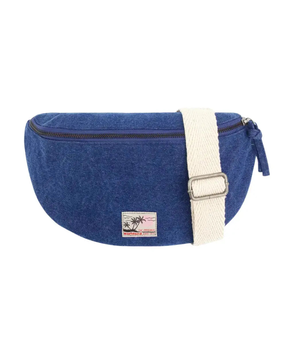 Sac banane en coton Denim modèle Antigua de Hartford sur un fond blanc
