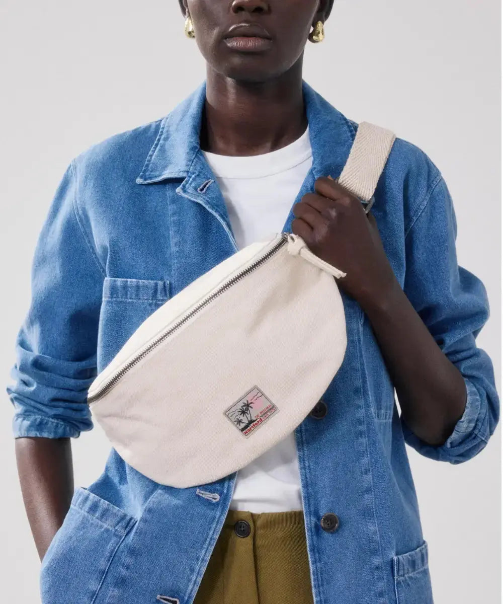 Photo portée du sac banane Antigua Ecru de la marque Hartford