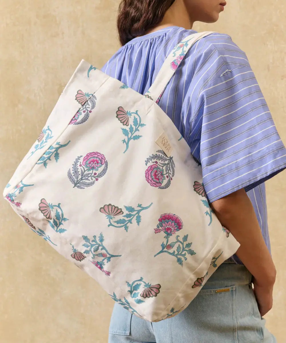 Grand sac cabas tote bag en toile de coton écru avec motifs de fleurs roses et vertes Louise Misha.