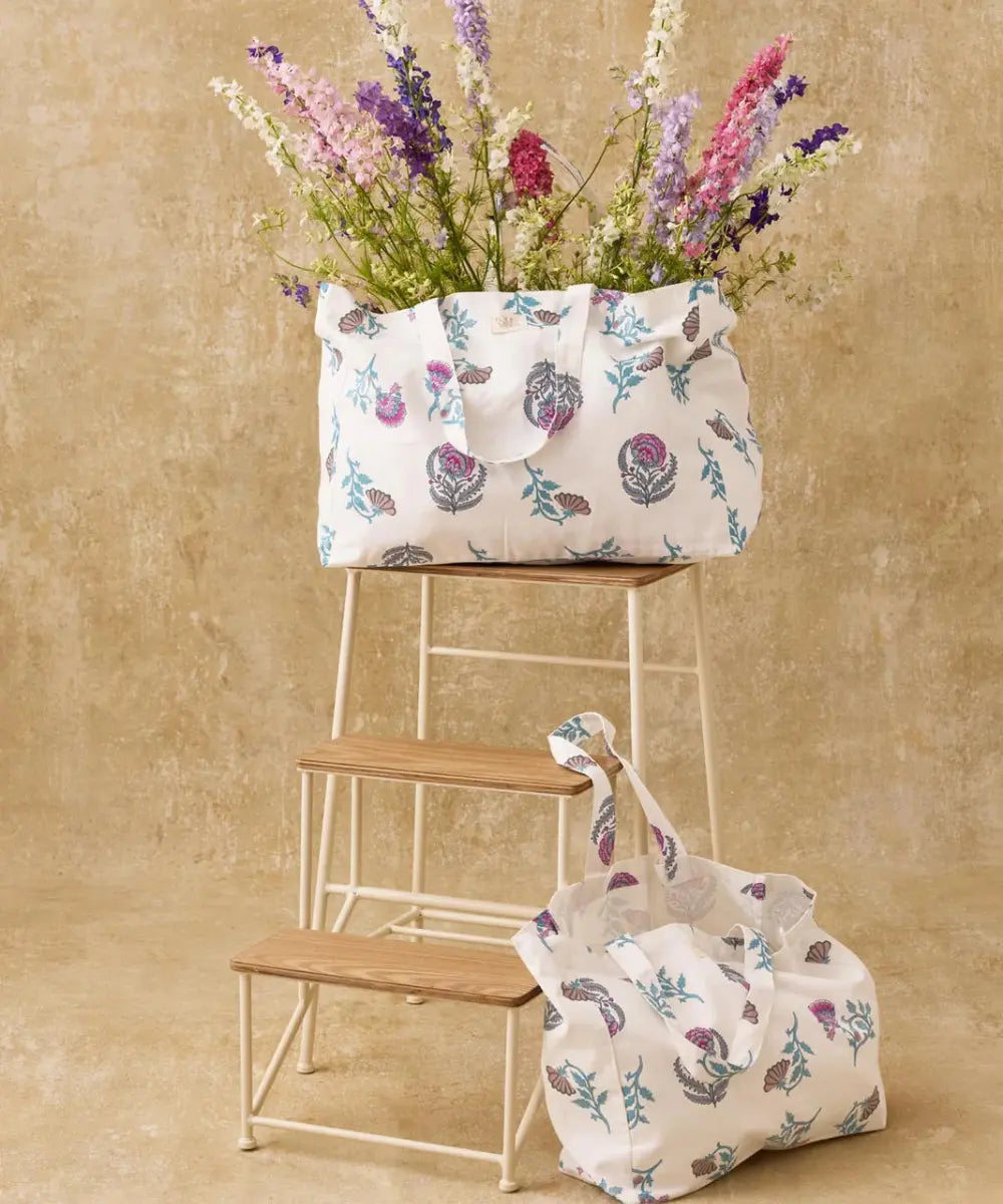 Grand sac cabas tote bag en toile de coton écru avec motifs de fleurs roses et vertes Louise Misha.