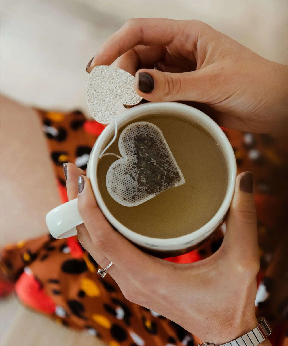 Sachets de thé bio en forme de cœur doré cousus à la main par la marque française Tea Heritage