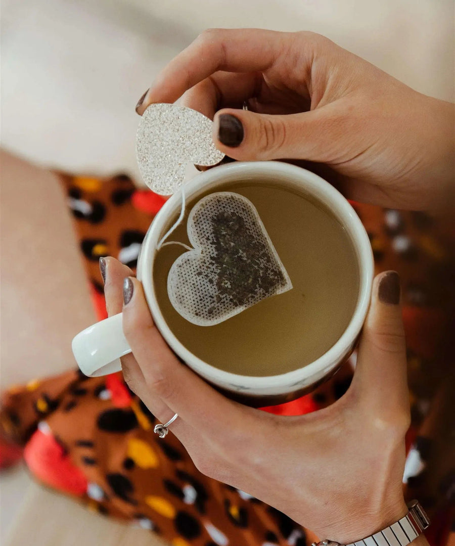 Sachets de thé bio en forme de cœur doré cousus à la main par la marque française Tea Heritage