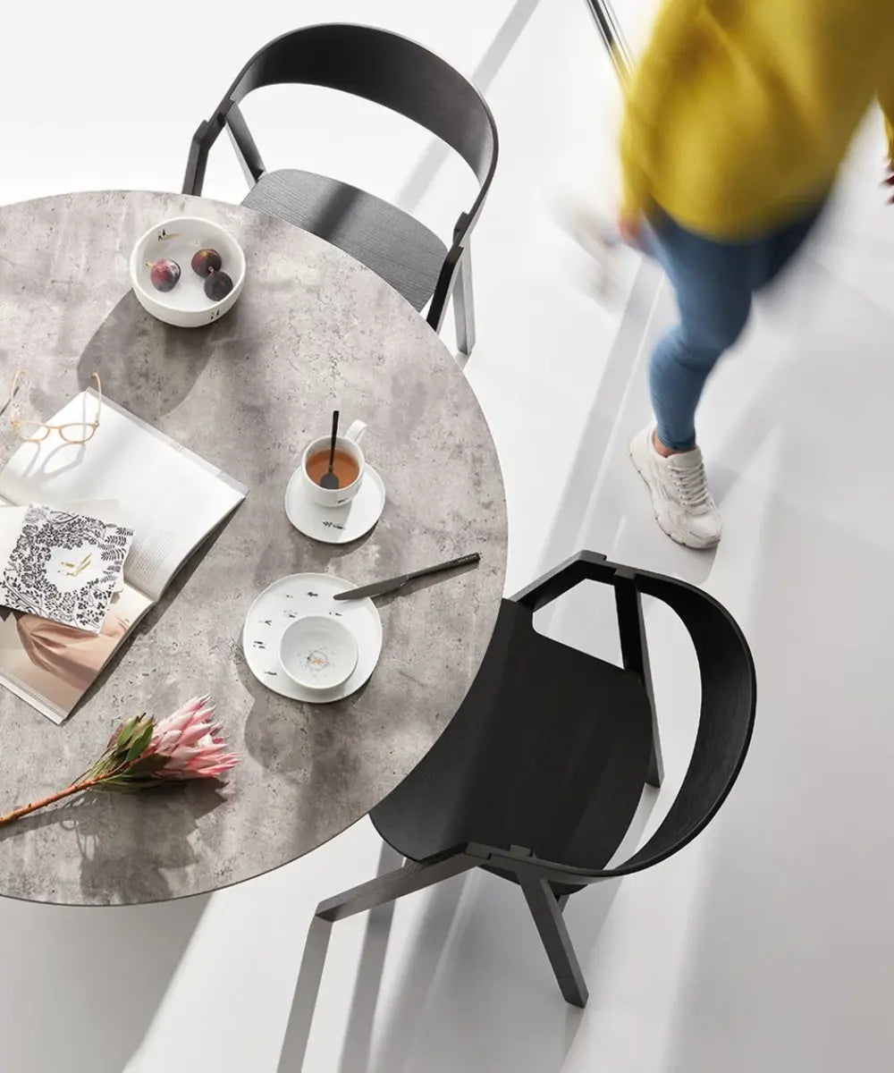 Saladier en porcelaine Promenade au Parc de la marque Räder, posé sur une table