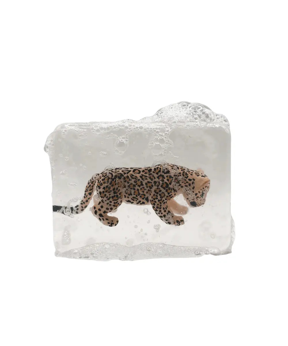 Savon transparent et artisanal de la marque Ludi Soap adapté pour les enfants : laissant apparaître une figurine de bébé léopard au centre.