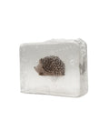 Savon artisanal pour enfant de la marque Ludisoap avec une figurine en forme d'hérisson au centre du savon