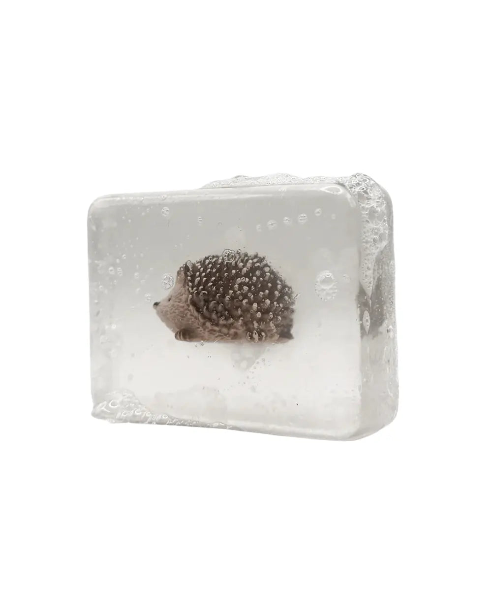 Savon artisanal pour enfant de la marque Ludisoap avec une figurine en forme d'hérisson au centre du savon