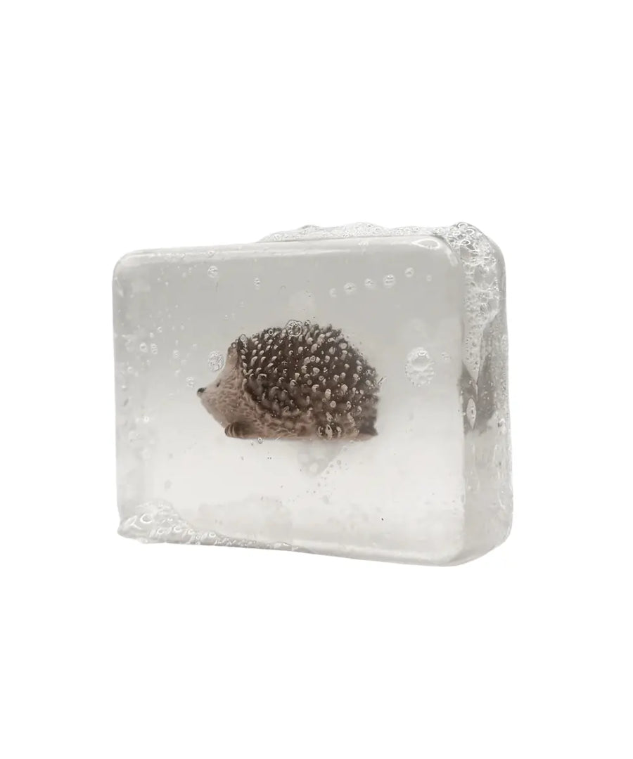 Savon artisanal pour enfant de la marque Ludisoap avec une figurine en forme d'hérisson au centre du savon