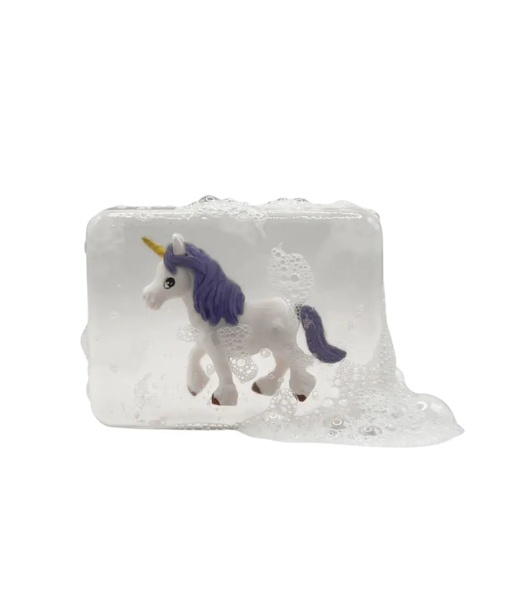 Savon artisanal transparent adapté pour les enfants avec une figurine en forme de licorne au centre. De la marque Ludi Soap.
