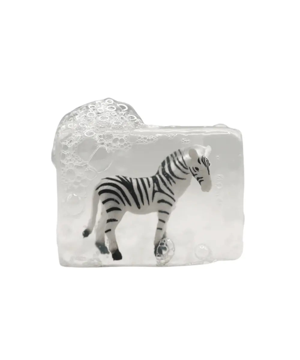 Savon transparent ultra-clair pour enfant laissant apparaître une figurine en forme de Zèbre au centre.