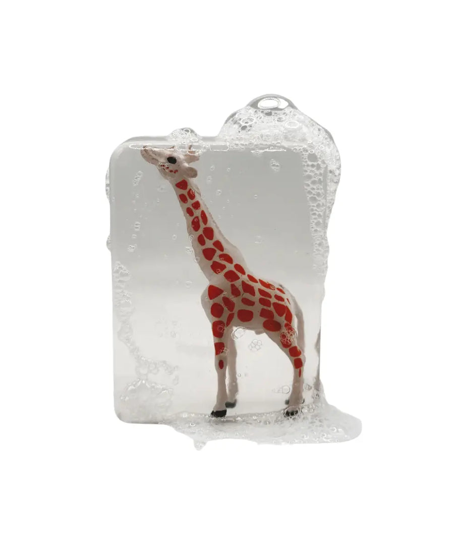 Savon artisanale Ludi Soap adapté pour les enfants et contenant une figurine en forme de Girafe au centre