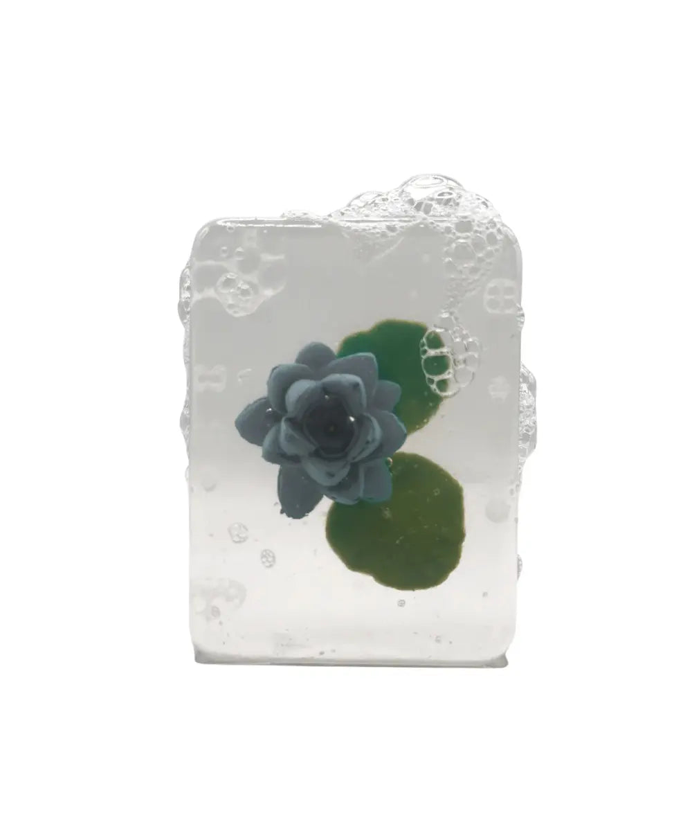 Savon artisanal Ludi Soap avec une figurine en forme de nénuphar à son centre