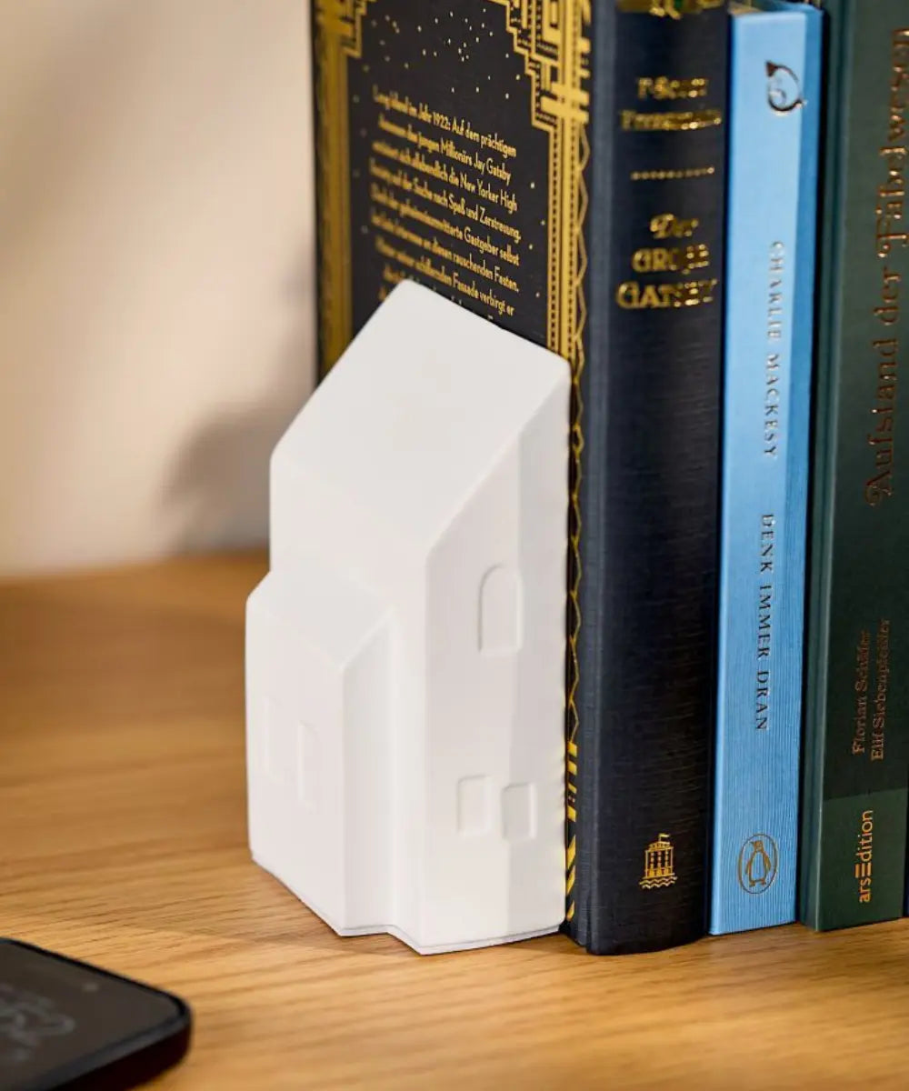 Set de 2 serre livres en porcelaine blanche en forme de maisons de la marque rader.
