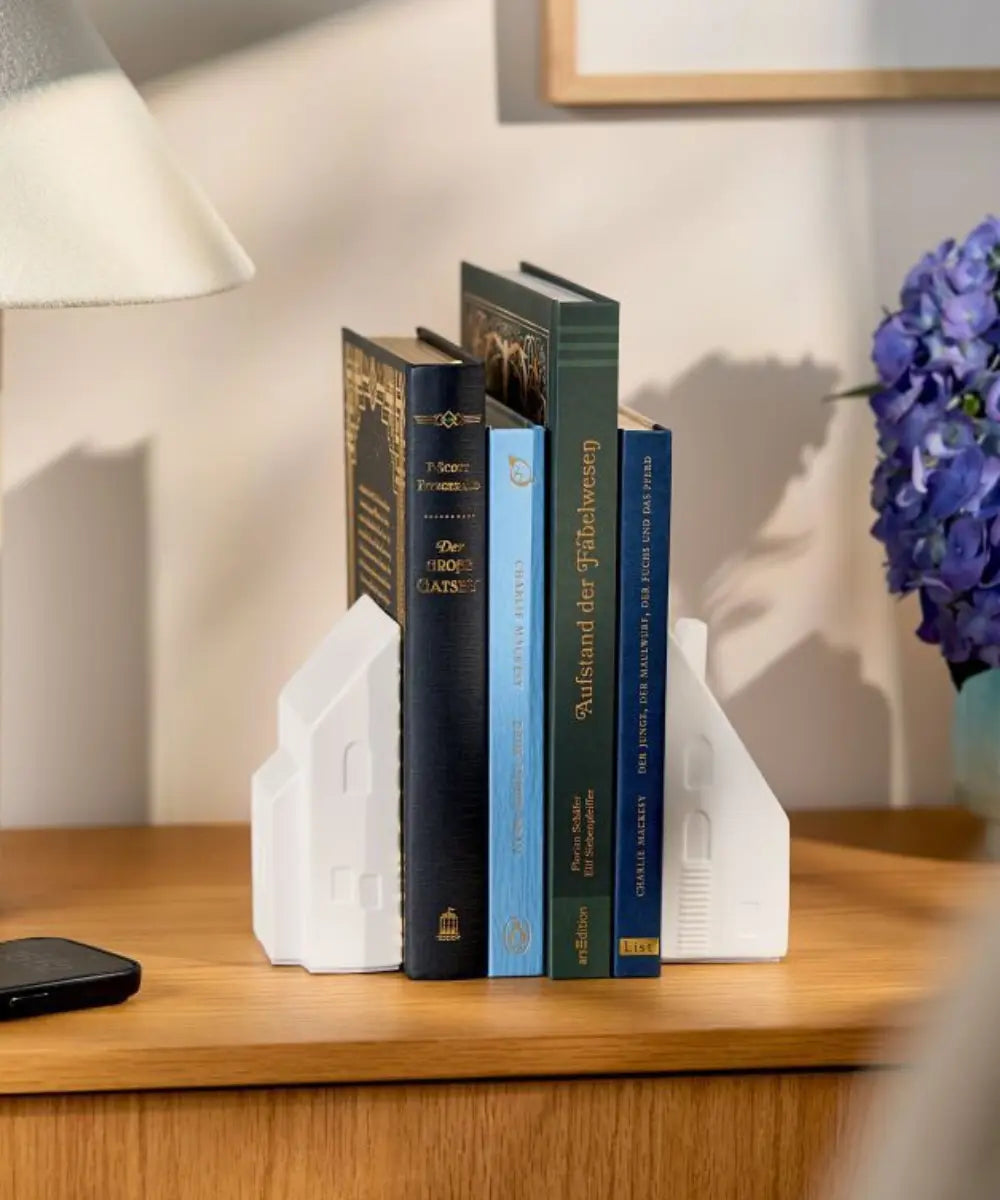 Set de 2 serre livres en porcelaine blanche en forme de maisons de la marque rader.