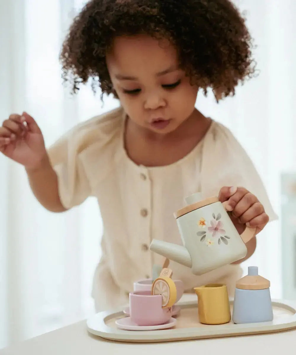 Enfant de 2 ans jouant avec le Service à thé en bois de la marque Little Dutch