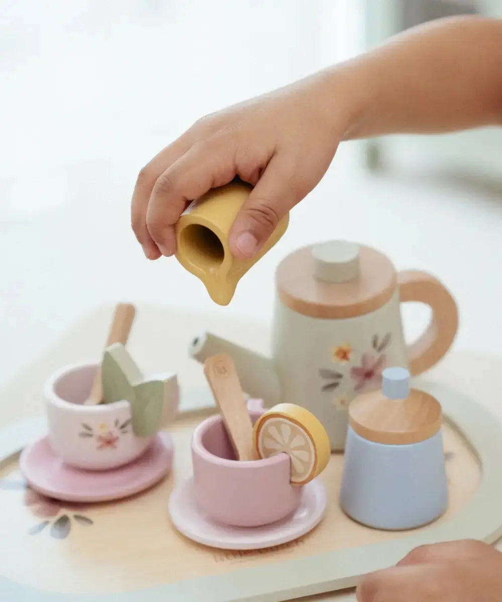 Enfant jouant avec le Service à thé en bois de la marque Little Dutch