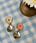 Photo des cuillères Faye de Doing Goods posées sur une table colorée