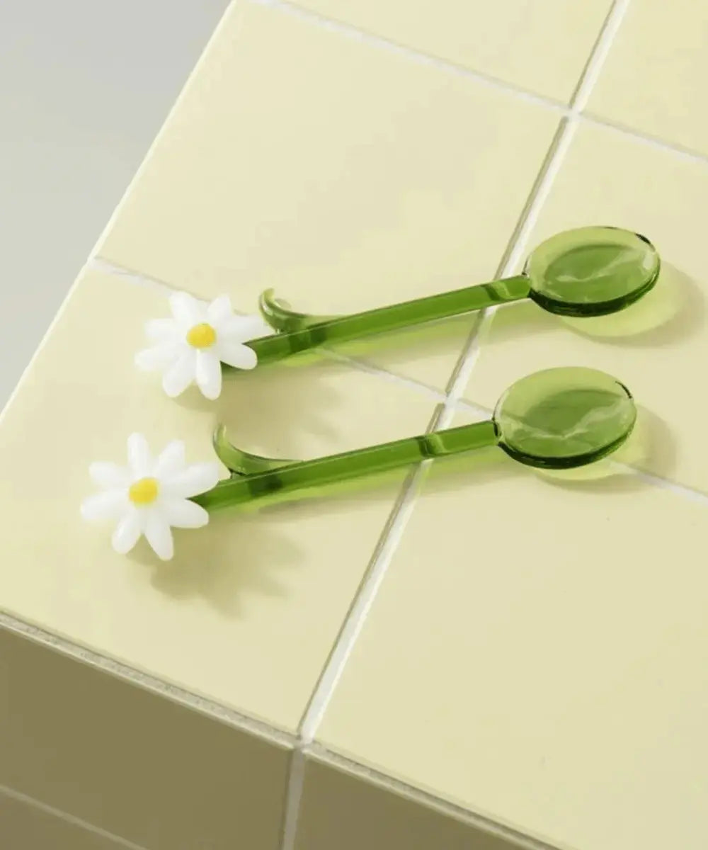 Cuillères Flora en verre posées sur une table