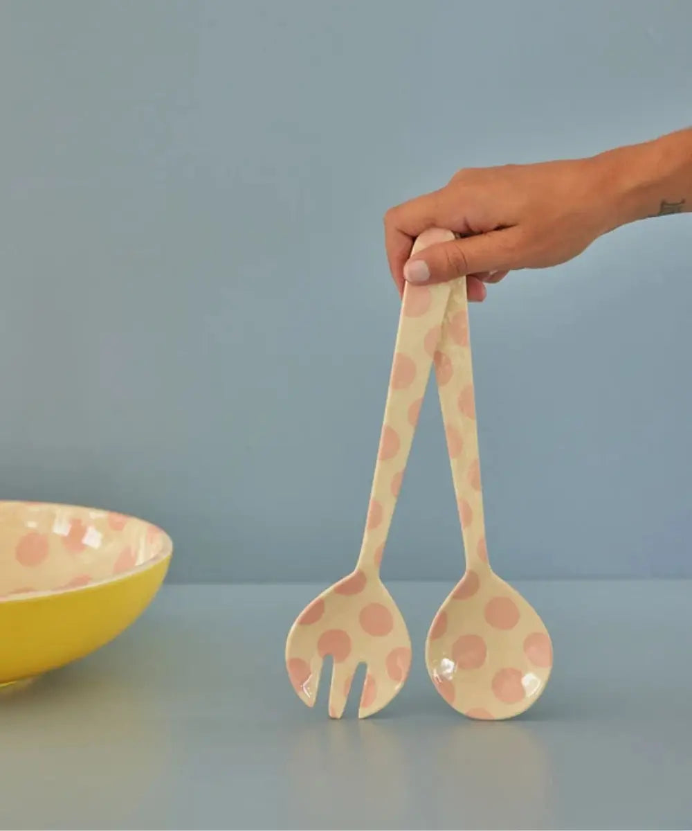 Duo de couverts a salade en melamine a pois roses de la marque danoise Rice.