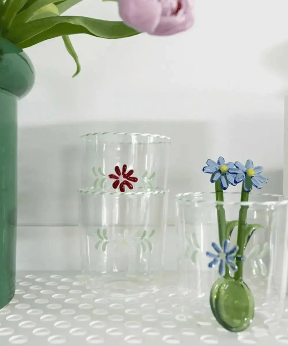Cuillères Flora de Klevering dans un verre transparent