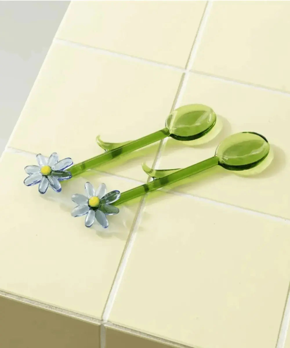 Cuillères Flora bleues posées sur une table
