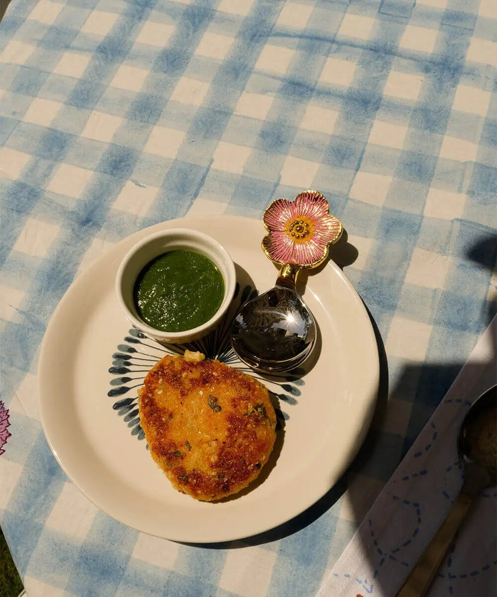 Cuillère Fleur Faye dans une assiette colorée