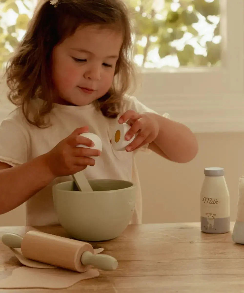 Enfant de 3 ans en train de jouer avec le Set de pâtisserie en bois FSC de Little Dutch